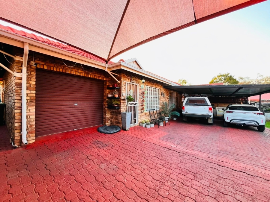 3 Bedroom Property for Sale in Protea Park North West